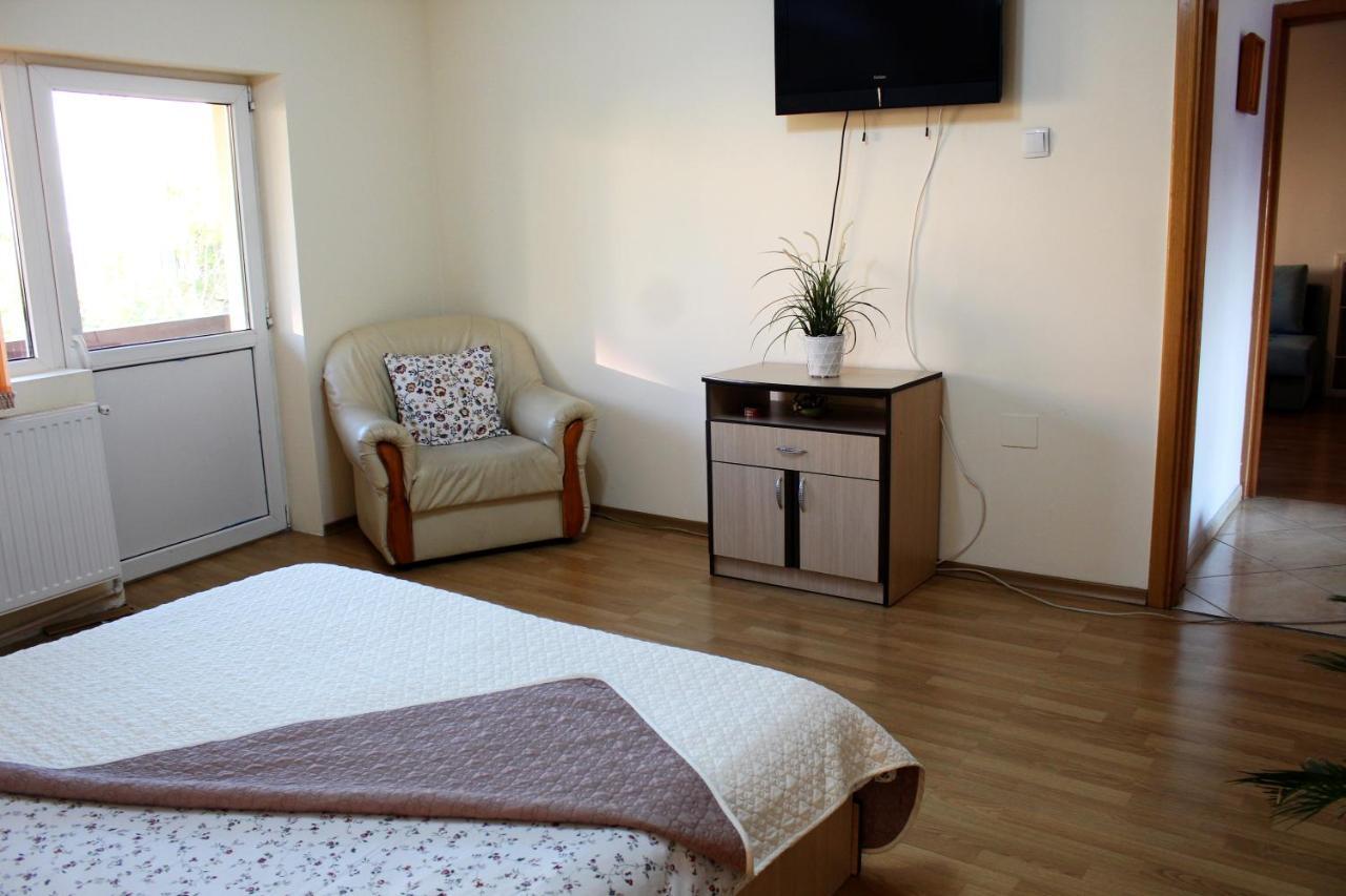 Collosal Apartment With Garden Bucureşti Exterior foto