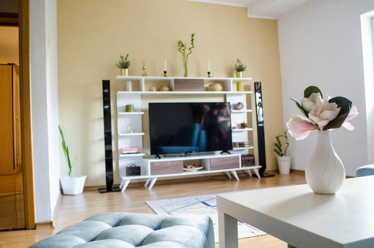 Collosal Apartment With Garden Bucureşti Exterior foto