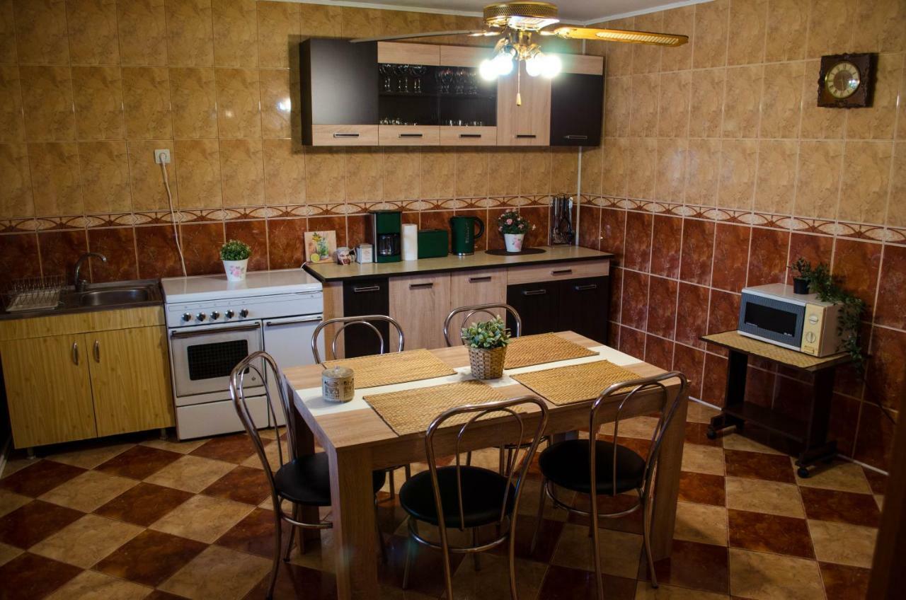 Collosal Apartment With Garden Bucureşti Exterior foto